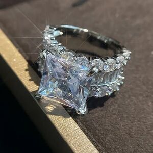 Size. 7 Princess-Cut /Silver-Plated Ring